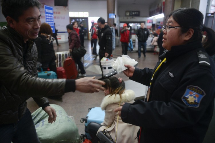 带着宠物狗坐高铁，用别人的身份证买票…嘉兴南站春运高峰有不少“尴尬”